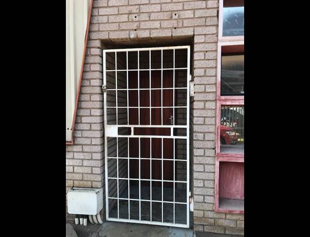 296M² WAREHOUSE RENTED IN SPRINGFIELD PARK